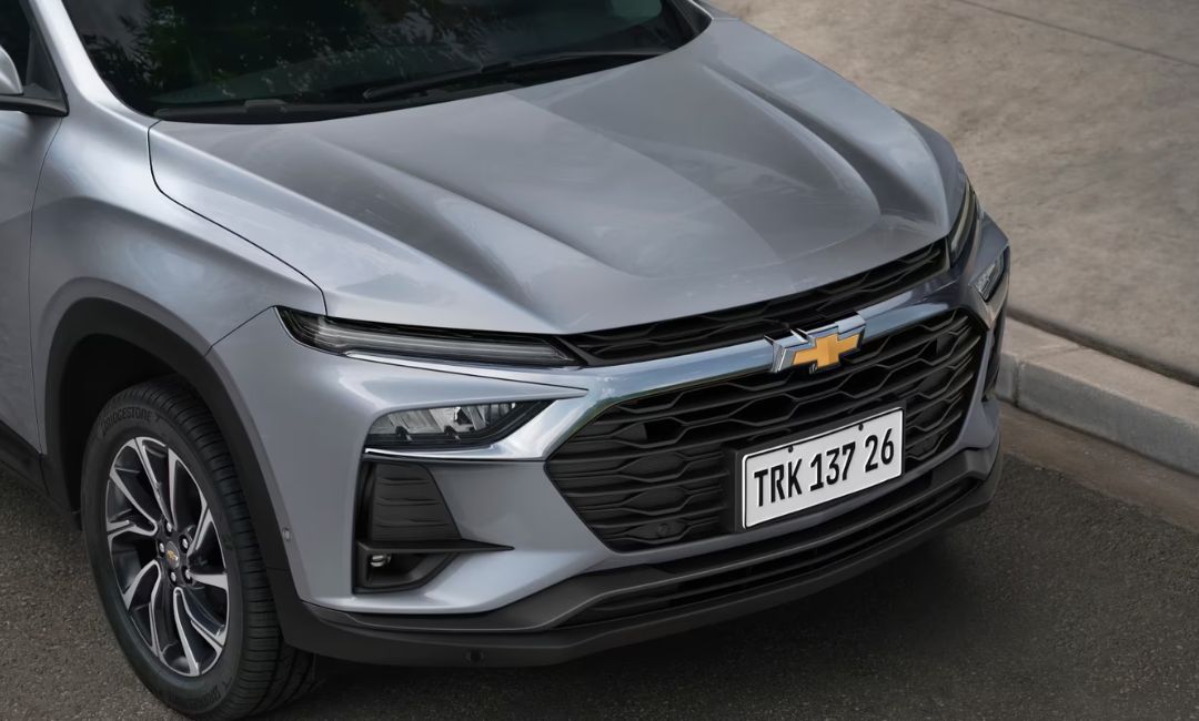 Front grille and headlight design of the 2026 Chevrolet Tracker in silver finish