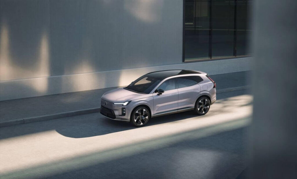 2026 Volvo XC70 Side